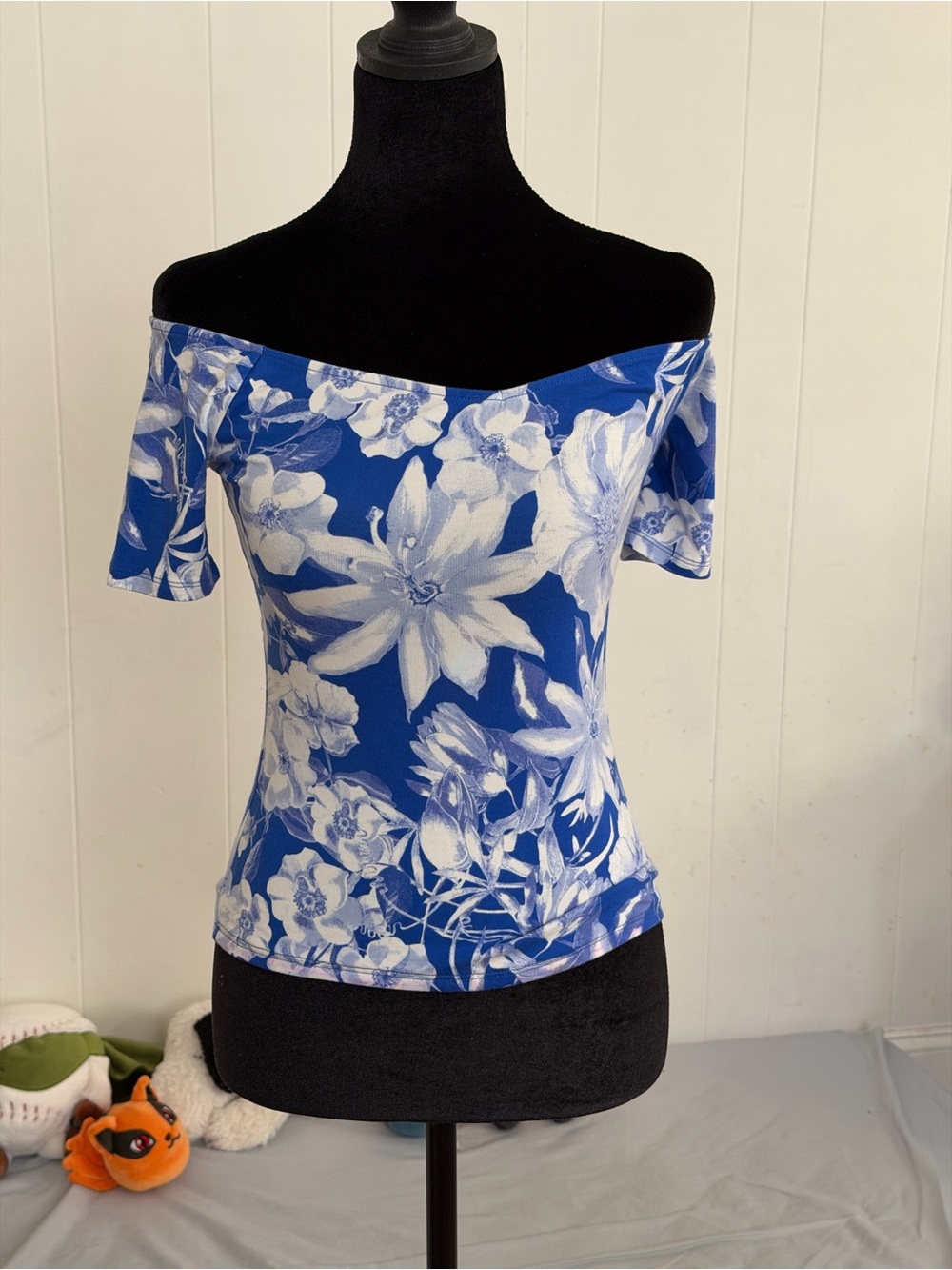 Off-Shoulder Floral Top in Blue and White Size XS